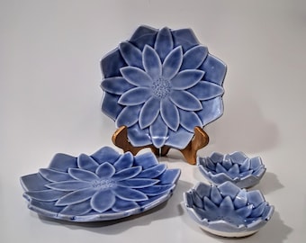Vintage Bed Bath & Beyond   Fleurs de Lotus Blue Plates And Bowls