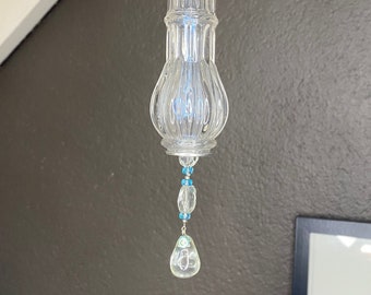 Petit Suncatcher unique long, pampille cristal, perles de verre transparentes, à dominance de bleu ciel