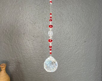 Suncatcher boule à facettes cristal, perles de verre transparentes, à dominance de rouge, Attrape-soleil unique, décoration