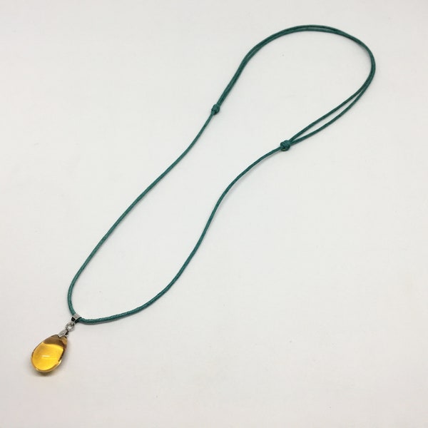 Collier pendentif "goutte" ambre, cordon coton ciré vert