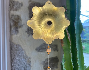 Suncatcher unique "fleurs" en laiton, pampille cristal, perles de verre transparentes, à dominance de orange