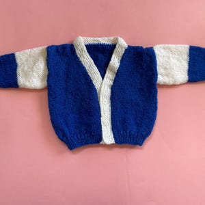 Handgemaakt nautisch babyvestje van 3 maanden oud blauw-wit vest Gebreide babykleding Nieuw babycadeau Uniek babyvestje. Retro babykleding