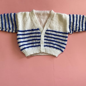 Handgemaakt nautisch babyvestje leeftijd 3 maanden gestreept vest Babybreiwerk Nieuw babycadeau Uniek babyvestje. Retro babykleding. Matroos