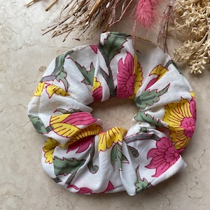 Stor indisk scrunchie med blockmönster. Blocktryckt blommigt tyg. Indiskt tryckt scrunchie. Rosa och gul scrunchie. Statement-scrunchie.