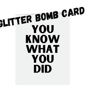 Peut inclure: Carte blanche avec l'inscription en gras "YOU KNOW WHAT YOU DID". Le texte "GLITTER BOMB CARD" est imprimé en haut dans une police de caractères inclinée et usée.