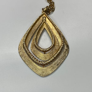 Vintage Large Lisner Brushed Gold Tone Teardrop Shaped Pendant Necklace