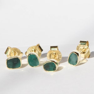 Emerald earrings / Emerald studs earring / Emerald jewelry / Emerald / Dainty gemstone earrings / Gemstone jewelry / Crystal earrings