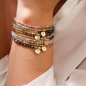 Pulsera con inicial • Pulsera con inicial de cuentas de piedras preciosas • Regalo personalizado para ella • Regalo de graduación • Pulsera con capas • Dije inicial