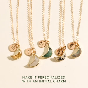 Puede incluir: Cinco collares de oro con colgantes de luna creciente. Cada colgante est&aacute; hecho de una piedra diferente: blanco, verde, marr&oacute;n y dos tonos de verde. Cada collar tiene un peque&ntilde;o disco de oro con una inicial: M, S, A, G y B.