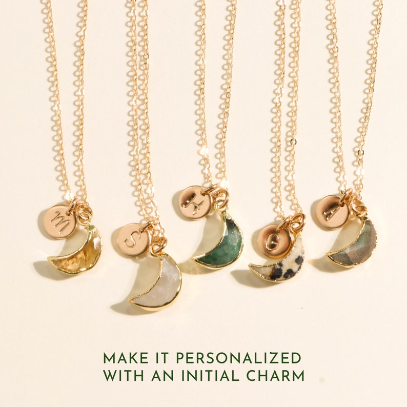 Puede incluir: Cinco collares de oro con colgantes de luna creciente. Cada colgante est&aacute; hecho de una piedra diferente: blanco, verde, marr&oacute;n y dos tonos de verde. Cada collar tiene un peque&ntilde;o disco de oro con una inicial: M, S, A, G y B.