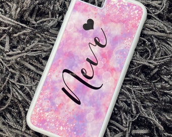 Könnte beinhalten: Weißes Handy-Case mit einem pink- und lilafarbenen Galaxie-Design und dem Namen "Nere" in schwarzer Kursivschrift mit einem schwarzen Herzen über dem Namen.