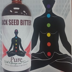 Könnte beinhalten: Eine Glasflasche mit Black Seed Bitters mit einem roten, weißen und schwarzen Etikett. Das Etikett lautet "Pure With Moringa and Tamarind Detox and Energy Beverage". Auf dem Etikett befindet sich eine schwarze Silhouette einer Person in einer Yoga-Pose. Die Person hat sieben farbige Kreise auf ihrem Körper, die die Chakren darstellen.