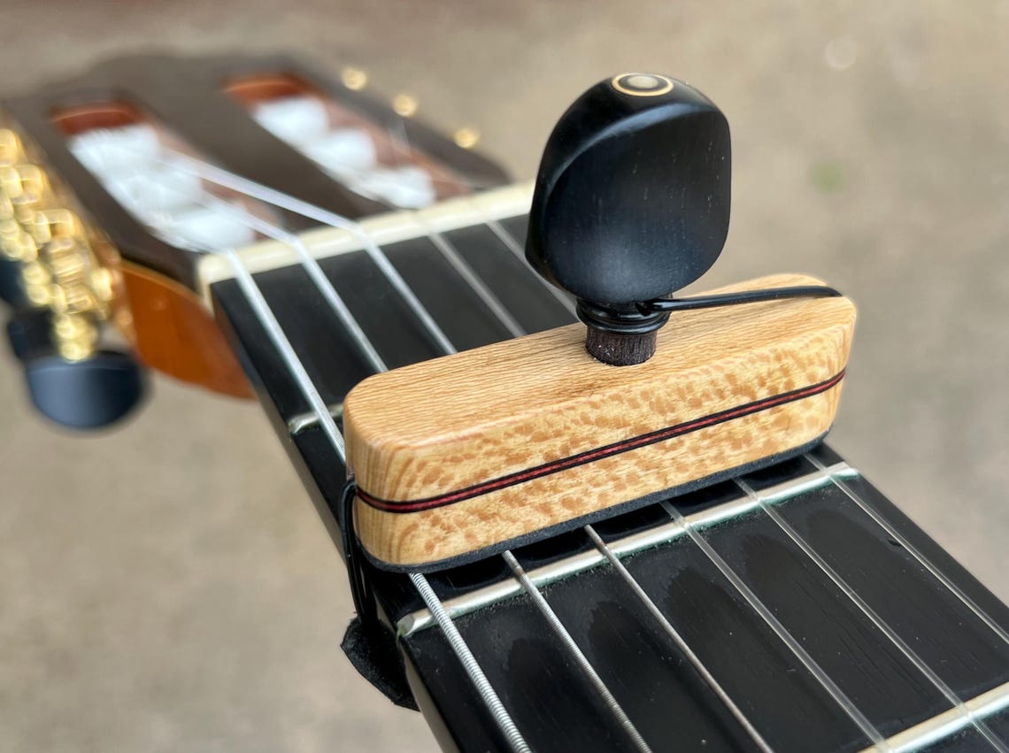Cejilla Para Guitarra Acústica/eléctrica – Ajustable, Con Portapúas Integrado, Ideal Para Principiantes Y Práctica