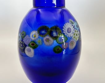Vase en verre bleu soufflé à la main avec un design Millefiori, signé