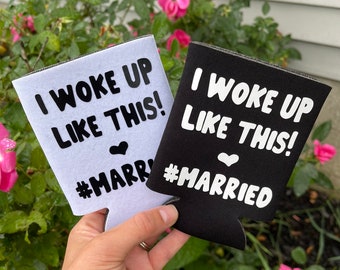 Soporte para latas de cerveza, enfriador de latas, soporte para bebidas, funda para latas, hashtag Married, Woke Up Like This, boda, regalo para parejas, regalo de luna de miel, regalo nupcial