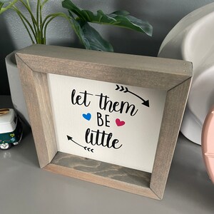 Let Them Be Little, Dziecko, Pokój dziecięcy dla noworodków, Kwadratowy znak w pudełku, Dzieci, Dzieci, Maluch, Taca piętrowa, Dom wiejski, Miniaturowy rustykalny znak w ramie z drewna