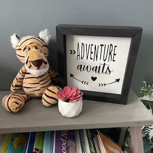 L&#39;aventure vous attend, bébé, nouveau-né, chambre de bébé, décoration, voyage, exploration, thème de l&#39;aventure, enseigne boîte carrée, ferme, rustique, panneau en bois encadré