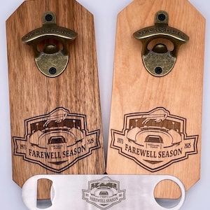 Può includere: Due apribottiglie in legno con elementi in ottone e la scritta "OPEN HERE". Ogni apribottiglie presenta un design inciso al laser con la scritta "FAREWELL SEASON" e gli anni 1973 e 2025. È incluso anche un apribottiglie in acciaio inossidabile.