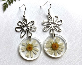 Pendientes de flores prensadas en resina, hechos a mano, margaritas blancas