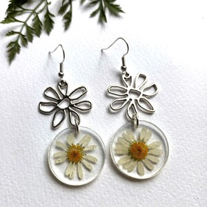 Pressed flower earrings in resin, handmade, white daisies