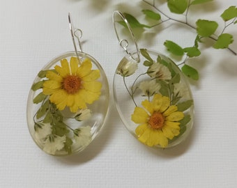 Real pressed flower earrings in resin, daisies, handmade, statement earrings