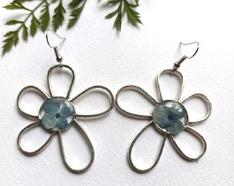 Pressed flower earrings in resin, Blue hydrangeas