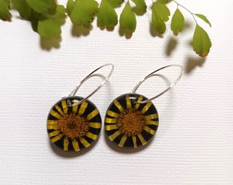 Real pressed flower earrings in resin, handmade, daisies