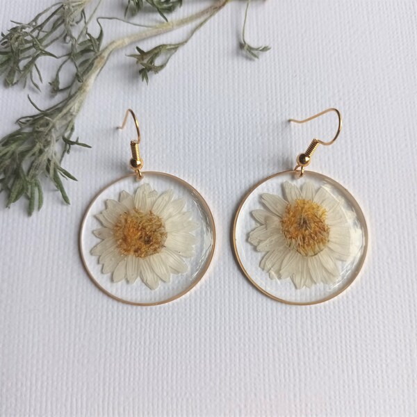 Pressed flower earrings in resin, lightweight, handmade, white daisies