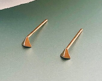 14K ゴールド CZ ベゼル スタッド イヤリング、ラウンド カット CZ ベゼル スタッド イヤリング、彼女へのギフト、1 周年記念、14K ゴールド スタッド イヤリング、ソリッド ゴールド スタッド