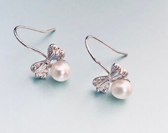 Pendientes de perla de 5,5 mm, Bowtie redondo CZ con pendientes de gancho de pez perla, pendientes colgantes de perla, joyería bowtie de plata de ley, piedra de nacimiento de junio