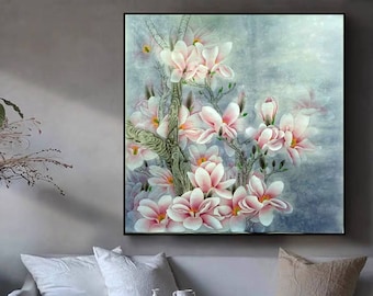 Könnte beinhalten: Ein Aquarellbild eines Zweigs mit rosa Magnolienblüten und grünen Blättern vor einem hellblauen Hintergrund.
