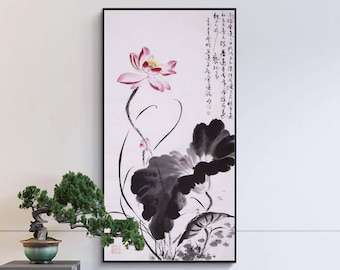 Könnte beinhalten: Ein gerahmtes vertikales Kunstwerk mit einer rosa Lotusblume mit gelbem Zentrum und einem großen schwarzen Blatt. Das Gemälde hat chinesische Kalligraphie auf der rechten Seite. Das Kunstwerk befindet sich über einer grauen Bank mit einem Bonsai-Baum und einem gemusterten Teppich.