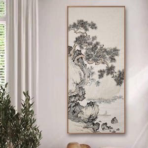 Könnte beinhalten: Ein gerahmtes vertikales Kunstwerk mit einer traditionellen asiatischen Tuschemalerei. Das Kunstwerk zeigt eine detaillierte Kiefer auf einer felsigen Klippe mit Blick auf ein Gewässer mit einem kleinen Boot. Die Farbpalette ist hauptsächlich Schwarz, Weiß und Grau.