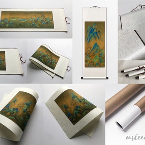 Puede incluir: Una pintura tradicional china en rollo que representa una escena de paisaje con monta&ntilde;as, &aacute;rboles y agua. La pintura est&aacute; realizada en tonos azules, verdes y dorados sobre un fondo blanco. El rollo est&aacute; enrollado y atado con una cinta roja.
