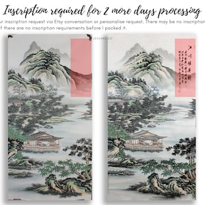Puede incluir: Una pintura tradicional china con tinta que representa un paisaje con monta&ntilde;as, &aacute;rboles, un r&iacute;o y una peque&ntilde;a casa. La pintura est&aacute; realizada en tonos grises, verdes y azules. La inscripci&oacute;n en el lado derecho de la pintura dice "Inscripci&oacute;n requerida para 2 d&iacute;as m&aacute;s de procesamiento".