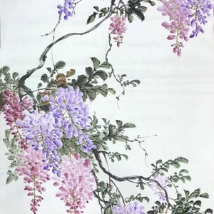K&ouml;nnte beinhalten: Ein traditionelles chinesisches Gem&auml;lde einer Glyzinienrebe mit lila und rosa Bl&uuml;ten. Die Rebe ist in einem zarten Stil mit d&uuml;nnen &Auml;sten und Bl&auml;ttern gemalt. Die Bl&uuml;ten sind in B&uuml;scheln zusammengefasst und h&auml;ngen von den &Auml;sten herab.