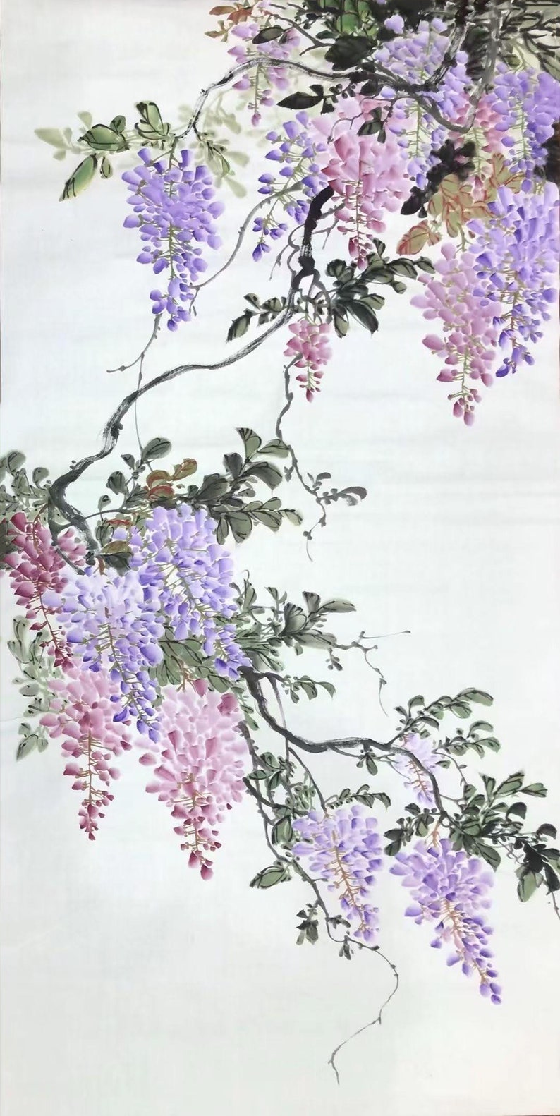 K&ouml;nnte beinhalten: Ein traditionelles chinesisches Gem&auml;lde einer Glyzinienrebe mit lila und rosa Bl&uuml;ten. Die Rebe ist in einem zarten Stil mit d&uuml;nnen &Auml;sten und Bl&auml;ttern gemalt. Die Bl&uuml;ten sind in B&uuml;scheln zusammengefasst und h&auml;ngen von den &Auml;sten herab.
