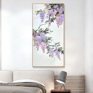 K&ouml;nnte beinhalten: Ein gerahmtes Gem&auml;lde einer Glyzinienrebe mit lila und rosa Bl&uuml;ten. Die Rebe ist in einem zarten Stil auf wei&szlig;em Hintergrund gemalt.