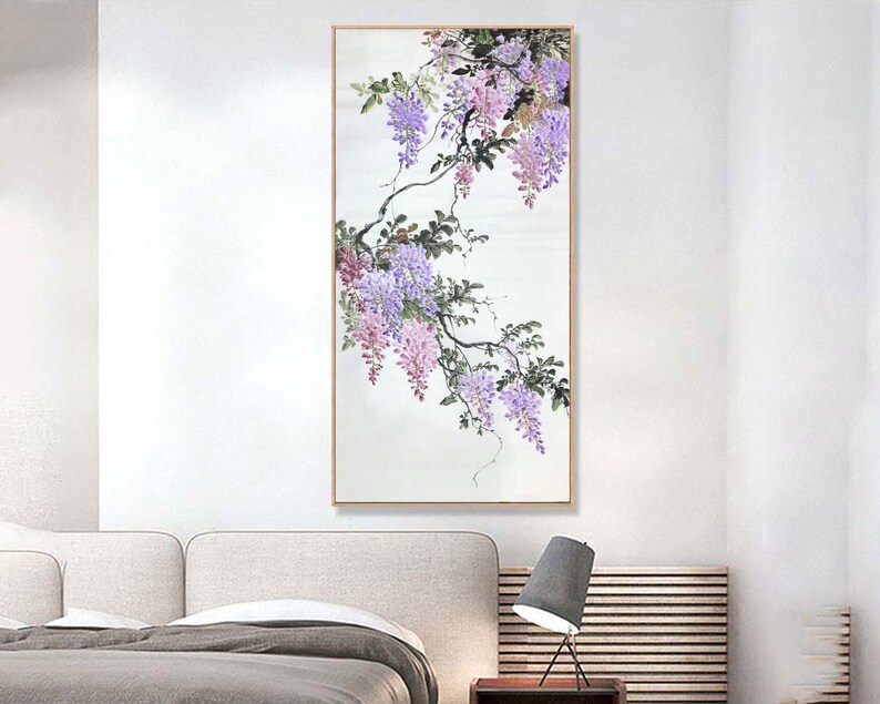K&ouml;nnte beinhalten: Ein gerahmtes Gem&auml;lde einer Glyzinienrebe mit lila und rosa Bl&uuml;ten. Die Rebe ist in einem zarten Stil auf wei&szlig;em Hintergrund gemalt.