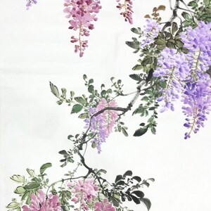 K&ouml;nnte beinhalten: Ein Aquarellbild einer Glyzinienrebe mit lila und rosa Bl&uuml;ten. Die Rebe ist mit zarten Pinselstrichen dargestellt und h&auml;ngt anmutig von einem Ast.
