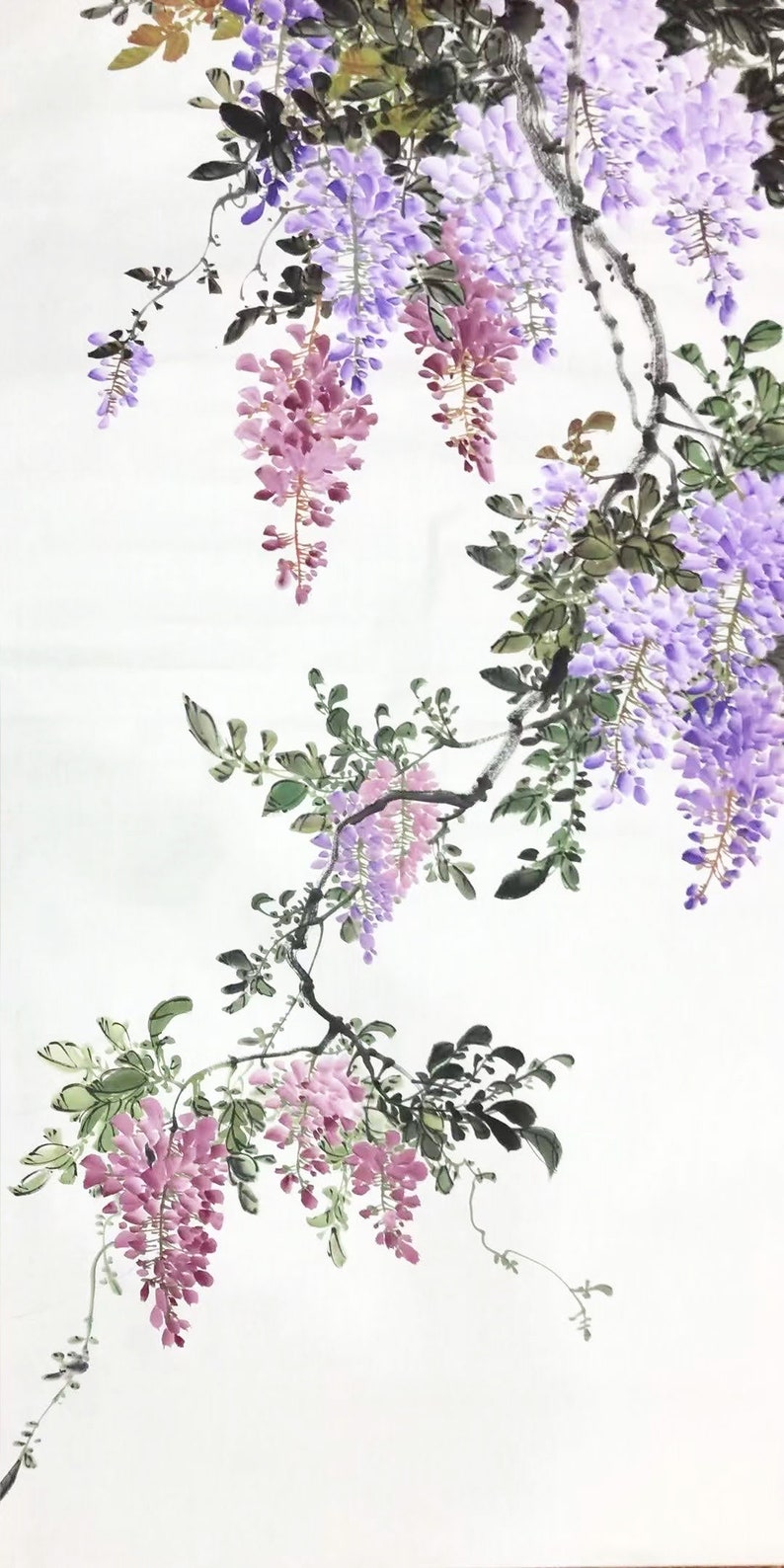 K&ouml;nnte beinhalten: Ein Aquarellbild einer Glyzinienrebe mit lila und rosa Bl&uuml;ten. Die Rebe ist mit zarten Pinselstrichen dargestellt und h&auml;ngt anmutig von einem Ast.