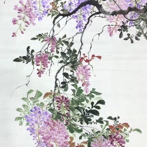 K&ouml;nnte beinhalten: Ein Gem&auml;lde einer Glyzinienrebe mit lila und rosa Bl&uuml;ten. Die Rebe ist in traditionellem chinesischem Stil mit zarten Pinselstrichen gemalt.