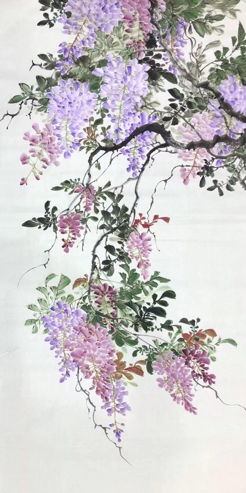 K&ouml;nnte beinhalten: Ein Gem&auml;lde einer Glyzinienrebe mit lila und rosa Bl&uuml;ten. Die Rebe ist in traditionellem chinesischem Stil mit zarten Pinselstrichen gemalt.