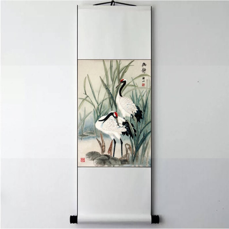 Puede incluir: Una pintura tradicional china sobre un rollo de seda que representa dos grullas blancas con puntas de alas negras de pie en un pantano con juncos verdes. La pintura est&aacute; firmada con caracteres chinos.