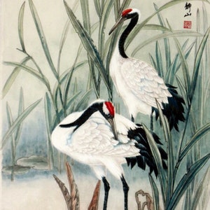 Puede incluir: Una pintura tradicional china que representa dos grullas blancas con marcas negras y rojas de pie en un pantano con juncos verdes. La pintura est&aacute; firmada con caracteres chinos.