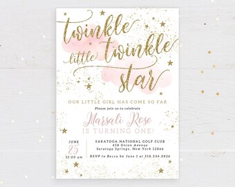 Puede incluir: Una invitación de fiesta con un diseño de purpurina dorada y las palabras "twinkle little twinkle star" en escritura dorada. La invitación incluye el texto "Our little girl has come so far" y detalles para una fiesta de primer cumpleaños.