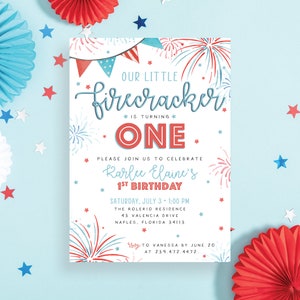 Puede incluir: Una invitación de cumpleaños roja, blanca y azul con un diseño de fuegos artificiales. El texto dice "Our Little Firecracker is Turning One" y "Karlee Elaine's 1st Birthday".