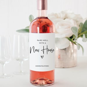 Passt gut zu einem neuen Haus, Wein-Champagne-Flaschenetiketten, neuem Haus Hauseigentümer Einweihungsparty-Immobilien-Geschenk-Glückwünsche, gedruckter Aufkleber