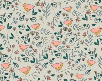 Può includere: Un motivo di tessuto ripetuto con uccelli rosa con pance gialle appollaiati sui rami. Gli uccelli sono circondati da foglie verde acqua, piccoli fiori bianchi e altri elementi floreali su uno sfondo beige chiaro. Il motivo si ripete.