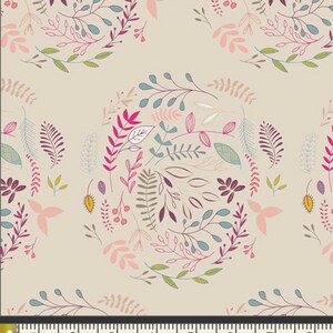 Puede incluir: Tela beige con un patrón repetido de elementos florales y de hojas estilizados en tonos rosa, morado, azul y verde. El diseño incluye arreglos circulares y ramitas dispersas, creando una estética botánica delicada.